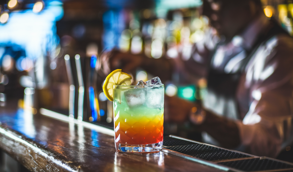 cocktail-couleur-bar-bois-citron