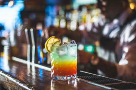 cocktail-couleur-bar-bois-citron