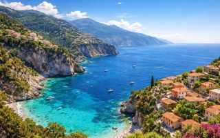 cote-mediterraneenne-eaux-bleu-falaises-villages