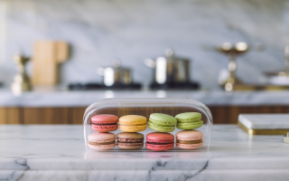 cuisine-moderne-macarons-boite-transparente