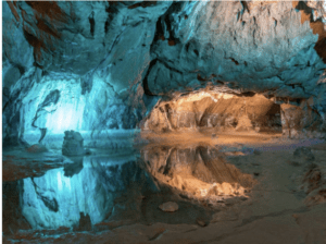 Les rivières turquoises de la grotte de Lombrives