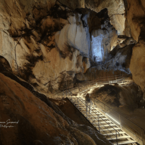 L'escalier principal de la grotte de Lombrives