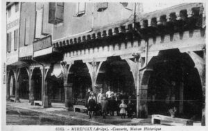 Une photo ancienne de la place des couverts