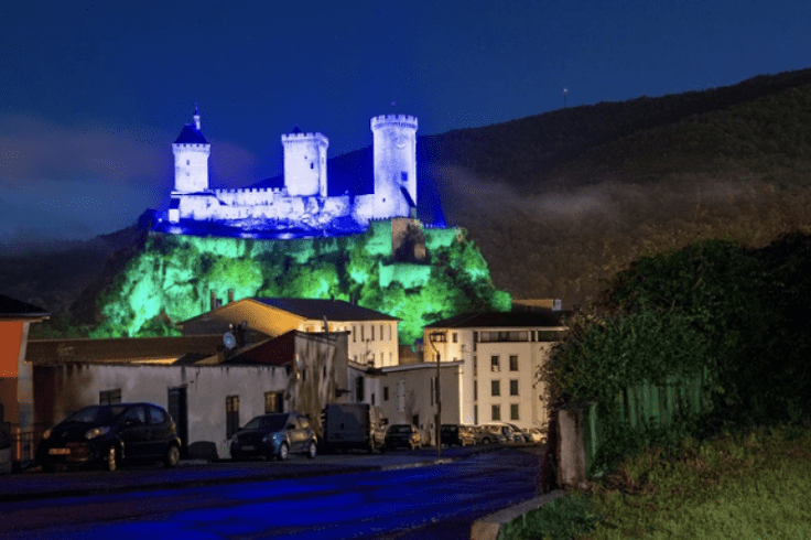 Le château de Foix éclairé en pleine nuit