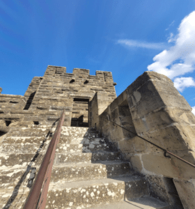 L'escalier vers les tours de la cité de Carcassonne
