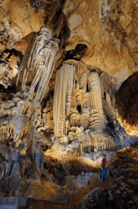 L'intérieur de la grotte des Demoiselles
