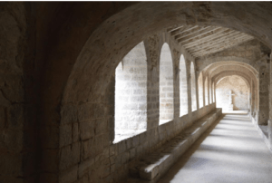 Un des couloirs de l'abbaye de Gellone