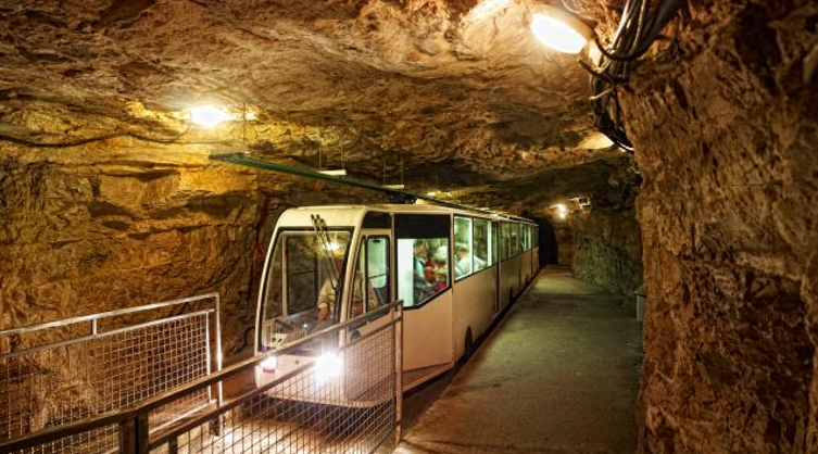 Le train dans la grotte de Lacave