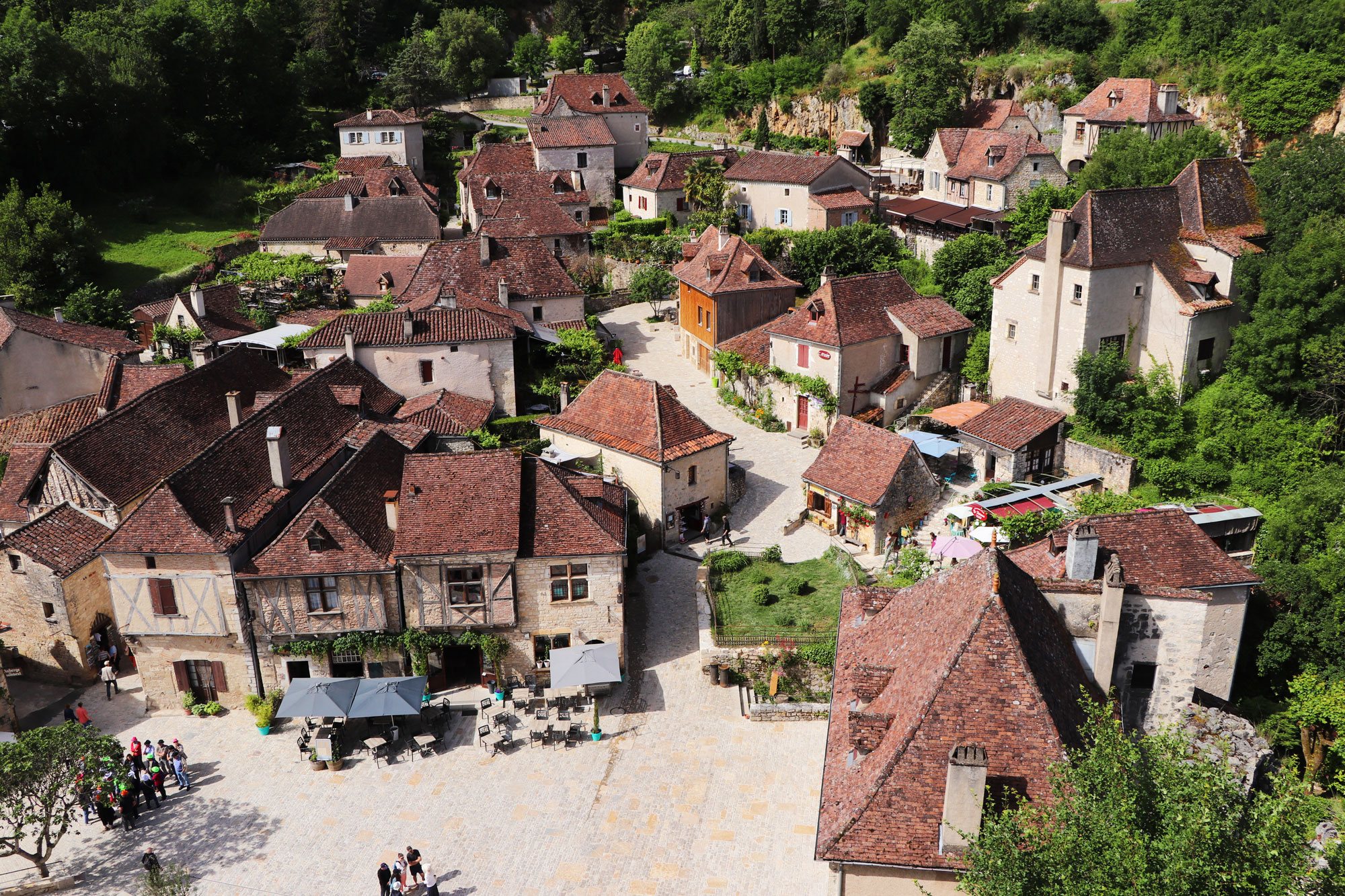 La splendide vue aérienne des villageois de Saint-Cirq-Lapopie