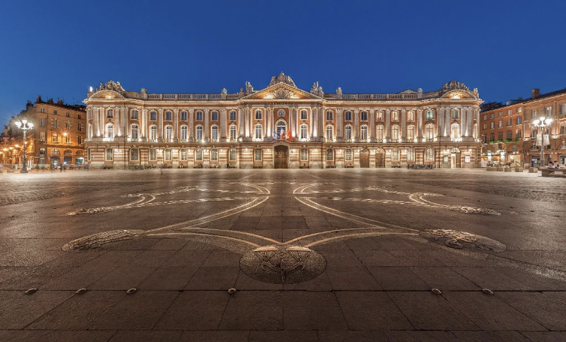 La place du capitole illuminée