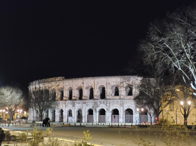 les arènes de Nîmes dans la nuit