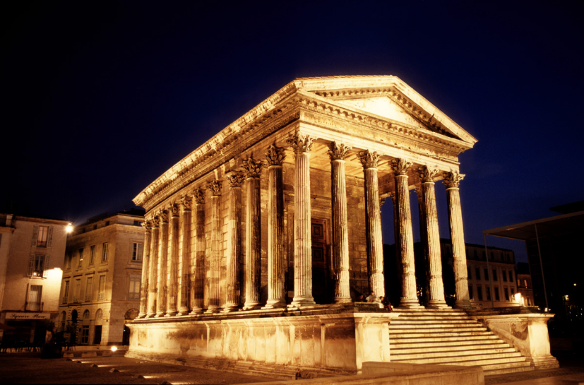 La splendeur de nuit de la maison carrée de Nîmes