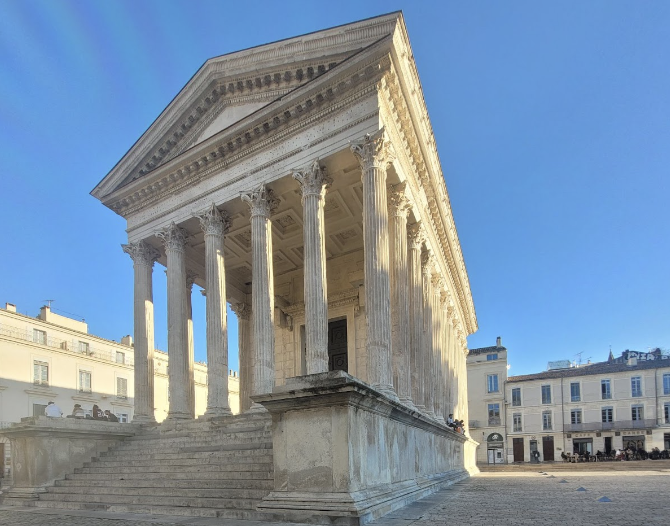 Le panthéon carrée de Nîmes