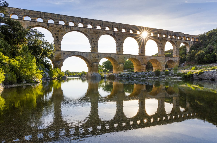 Pont du Gard avec le soleil