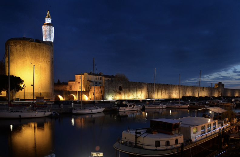 Les remparts d'Aigues-Mortes dans la nuit