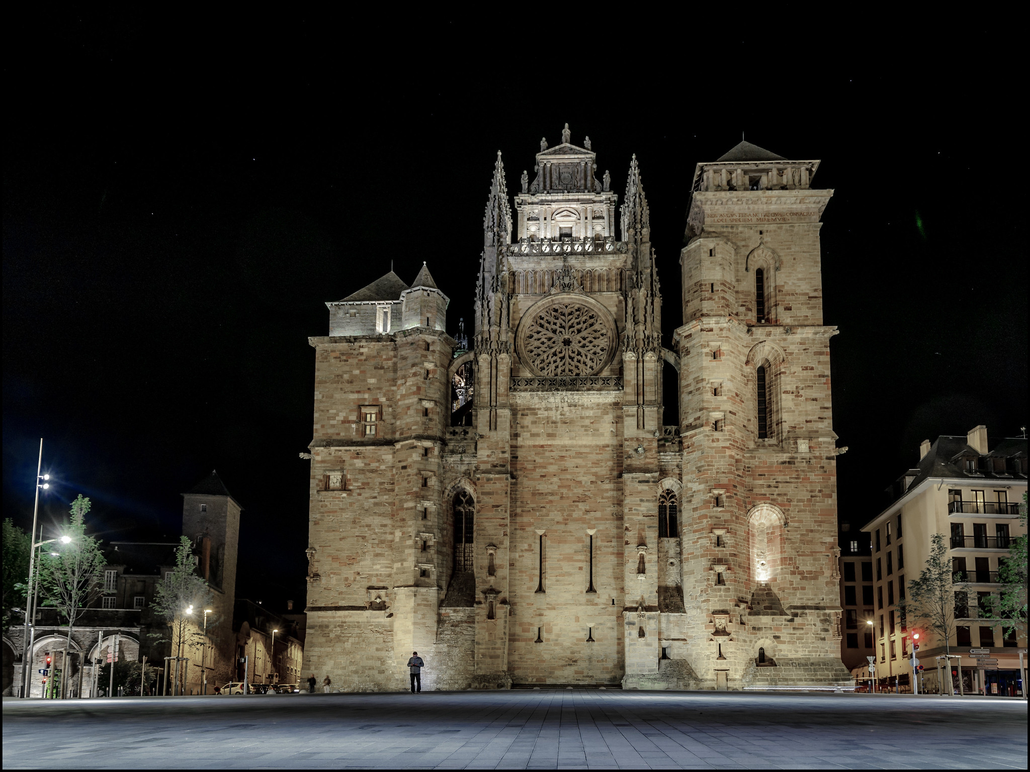 La cathédrale Notre-Dame de l'Assomption de Rodez dans la nuit