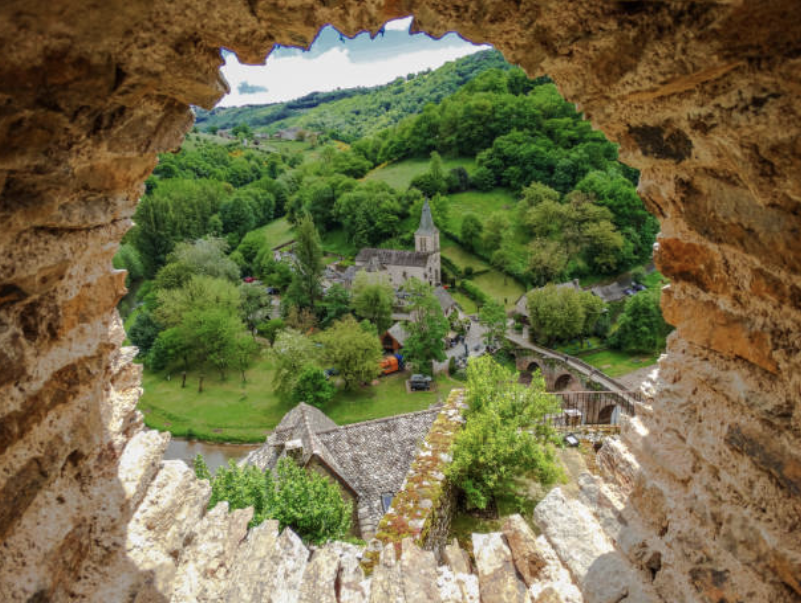 Vu sur le village de Belcastel depuis le château