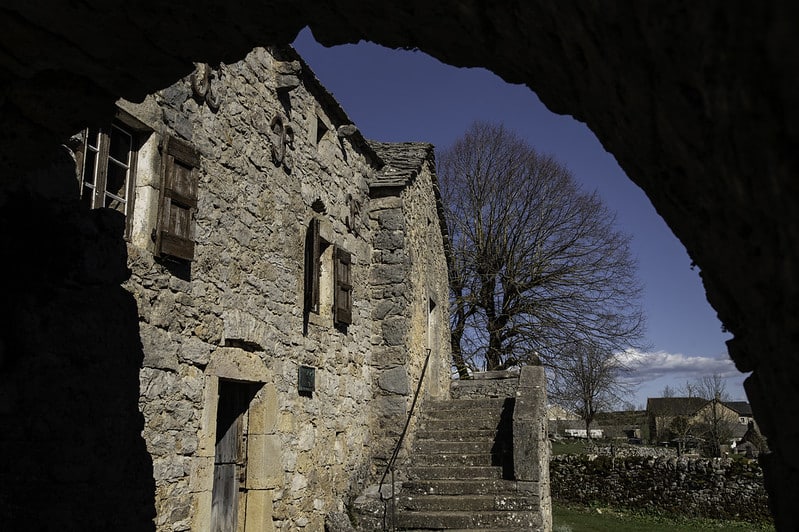 Vue de l'extérieur sous un mini tunnel de la ferme de caussenarde d'Autrefois
