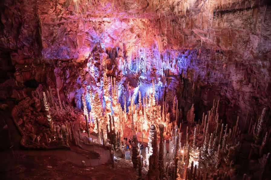 Jeux de couleurs multicolores resplendissants des 400 stalagmites et stalactites