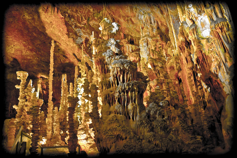 Stalagmites et stalactites intérieur de la grotte