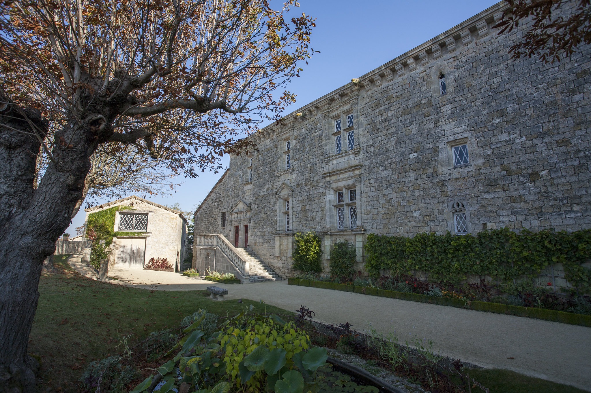 La cour du château de Gramont