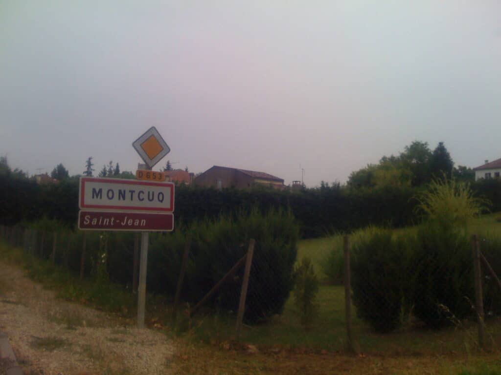 Le panneau emblématique de Montcuq (cette photo se trouve sur le site de flickr)