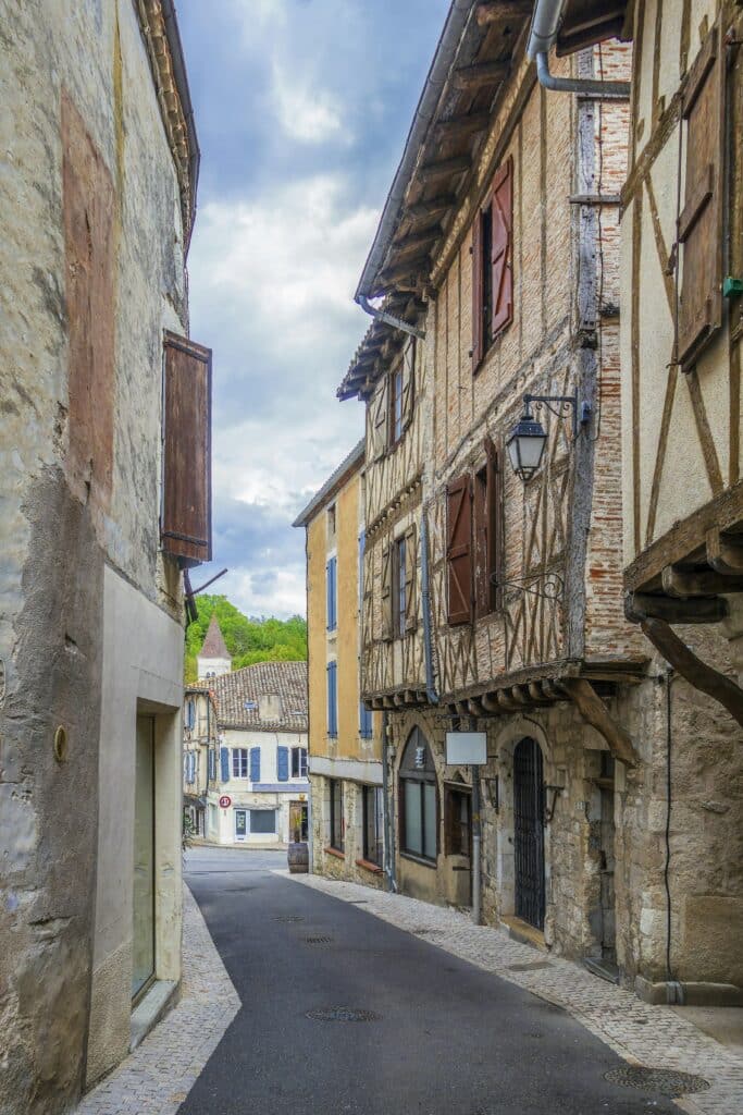 Les rues de Montcuq (cette photo se trouve sur le site d'Unsplash)