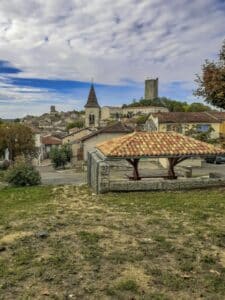 Le village Montcuq (cette photo se trouve sur le site Unsplash)
