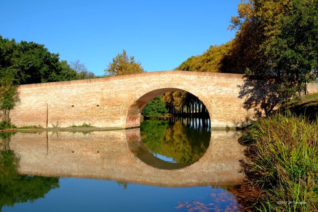 Un pont sur le Canal du Midi (cette photo se trouve sur le site de flickr)
